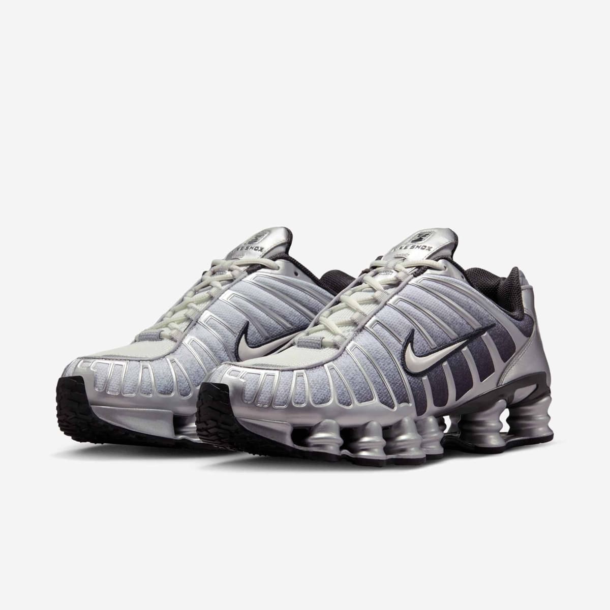 Nike Shox TL prata — vista em perspectiva (foto de exemplo)